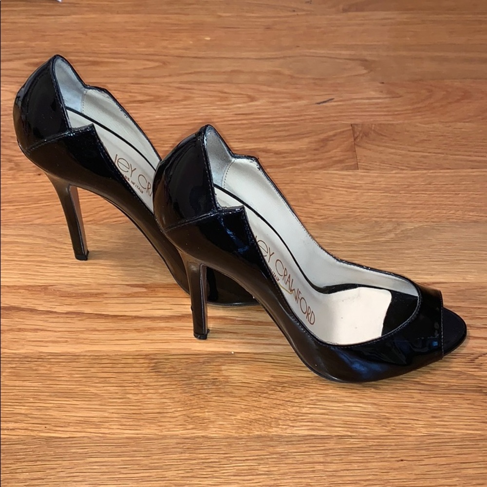 Black pumps